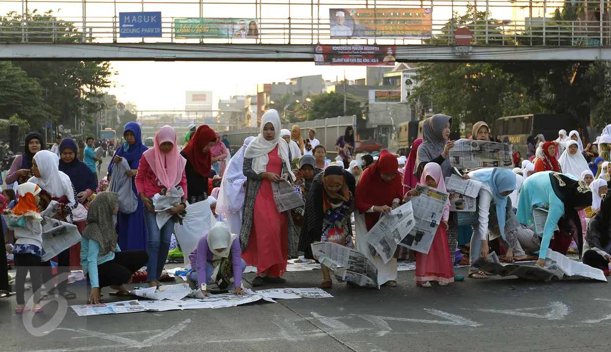 Umat Muslim di kawasan Jatinegara dan sekitarnya melaksanakan sholat Idul Adha 1436 H, Jakarta, Kamis (24/9/2015). Ruas Jalan Jatinegara Barat disulap menjadi tempat pelaksanaan salat. (Liputan6.com/Yoppy Renato)