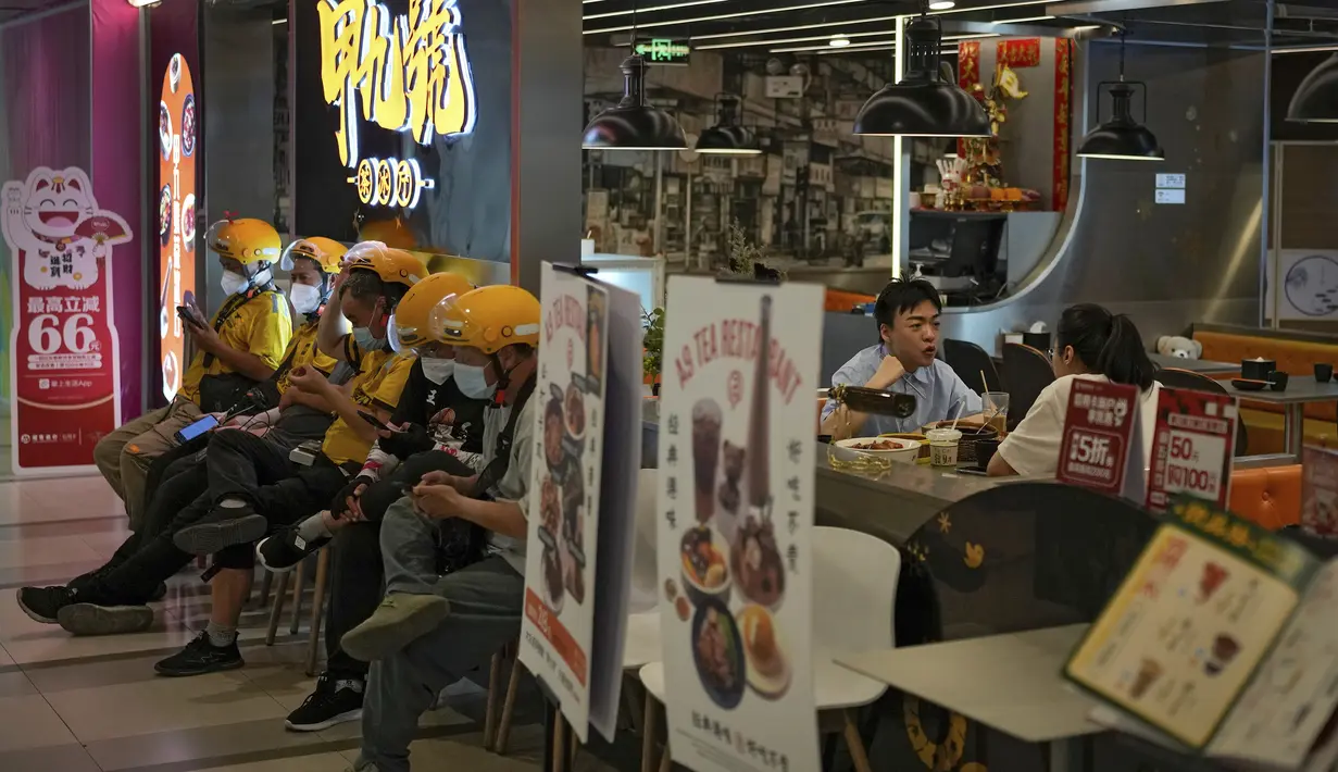 Orang-orang makan malam di restoran yang dibuka kembali di pusat perbelanjaan di Beijing, Senin (6/6/2022). Pengunjung kembali ke restoran di sebagian besar Beijing untuk pertama kalinya dalam lebih dari sebulan sebagai pihak berwenang lebih lanjut melonggarkan pembatasan terkait pandemi wabah COVID-19. (AP Photo/Andy Wong)