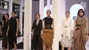 Model memperagakan busana karya perancang Eri bertajuk Runway Hits dalam Fashion Nation 2018 di Senayan City, Jakarta, Sabtu (21/4/). Puncak acara Fashion Nation 2018 menghadirkan mengangkat tema I.AM.NOW. (Liputan6.com/Herman Zakharia)