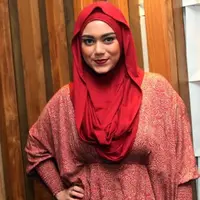 Meski punya keinginan untuk berhijab, namun hingga saat ini Thalita Latief belum memutuskan untuk melakukannya.