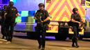 Polisi bersenjata mengamankan lokasi terjadinya ledakan usai konser penyanyi Ariana Grande di Manchester Arena, Inggris, Senin (22/5). Ledakan mengakibatkan stasiun kereta Manchester Victoria yang tak jauh dari lokasi ditutup. (Peter Byrne/PA via AP)