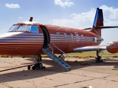 Sebuah foto tak bertanggal menampilkan jet pribadi yang pernah dimiliki oleh Elvis Presley yang berada di landasan pacu di New Mexico, AS. Pesawat pribadi ini telah terbengkalai di landasan tersebut selama 30 tahun. (GWS Auctions, Inc. via AP)