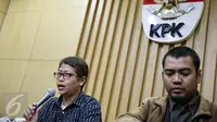 Juru bicara KPK Yuyuk Andrianti (kiri) memberikan keterangan pers di Gedung KPK, Jakarta, Sabtu (13/2). KPK sebelumnya menangkap tangan enam orang, termasuk Kasubdit Kasasi dan Peninjauan Kembali MA berinisial ATS. (Liputan6.com/Faizal Fanani)