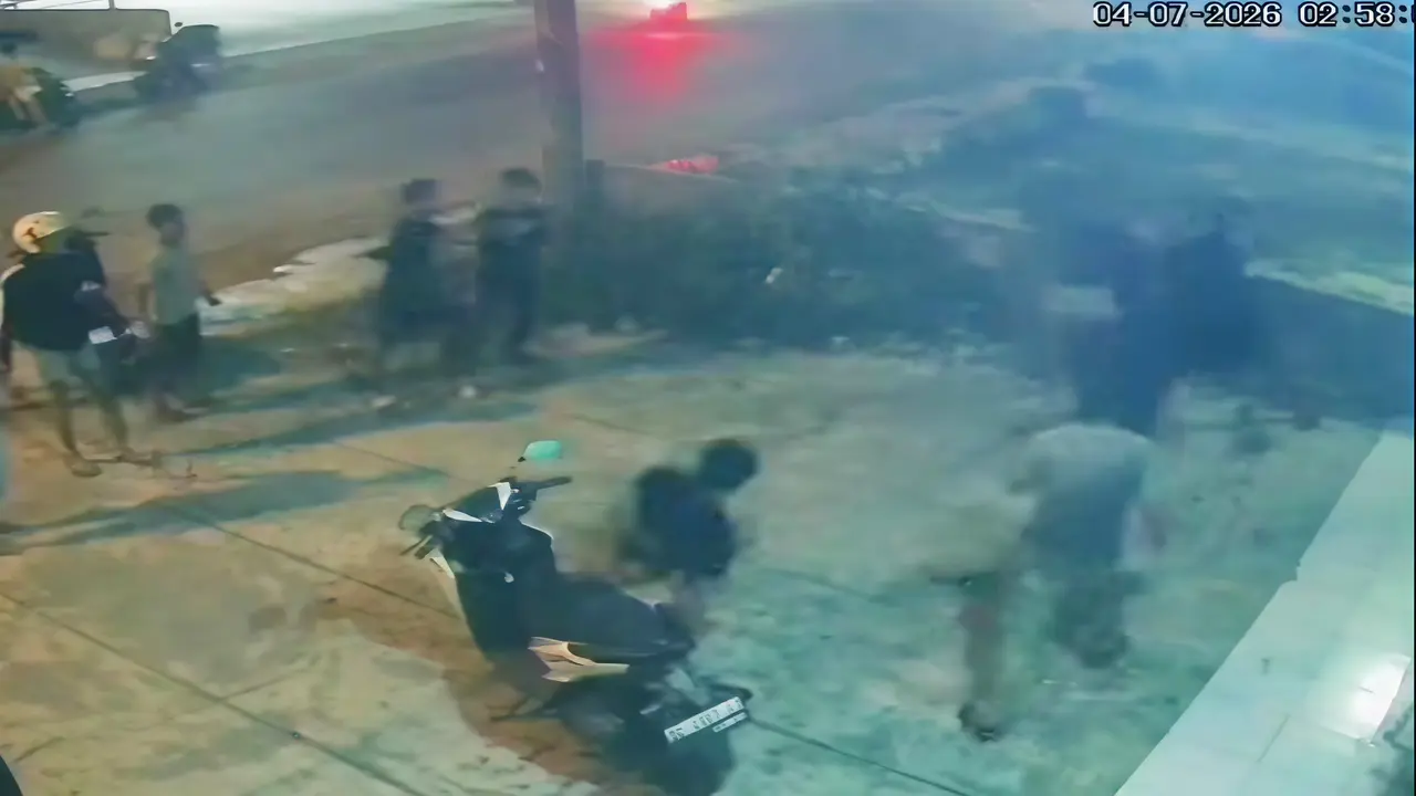 Tangkapan layar saat insiden berdarah terjadi di depan tempat karaoke di Kota Mamuju.