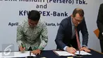 Direktur Finance & Treasury Bank Mandiri, Pahala N Mansury (kiri) dan Managing Director KfW IPEX-Bank Christian Bevc saat penandatanganan MoU Bank Mandiri dengan KfW IPEX-Bank di Jakarta, Rabu (20/4). (Liputan6.com/Angga Yuniar)