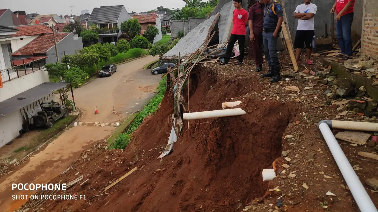 Tanah Longsor di Kelurahan Rawalumbu, Kota Bekasi