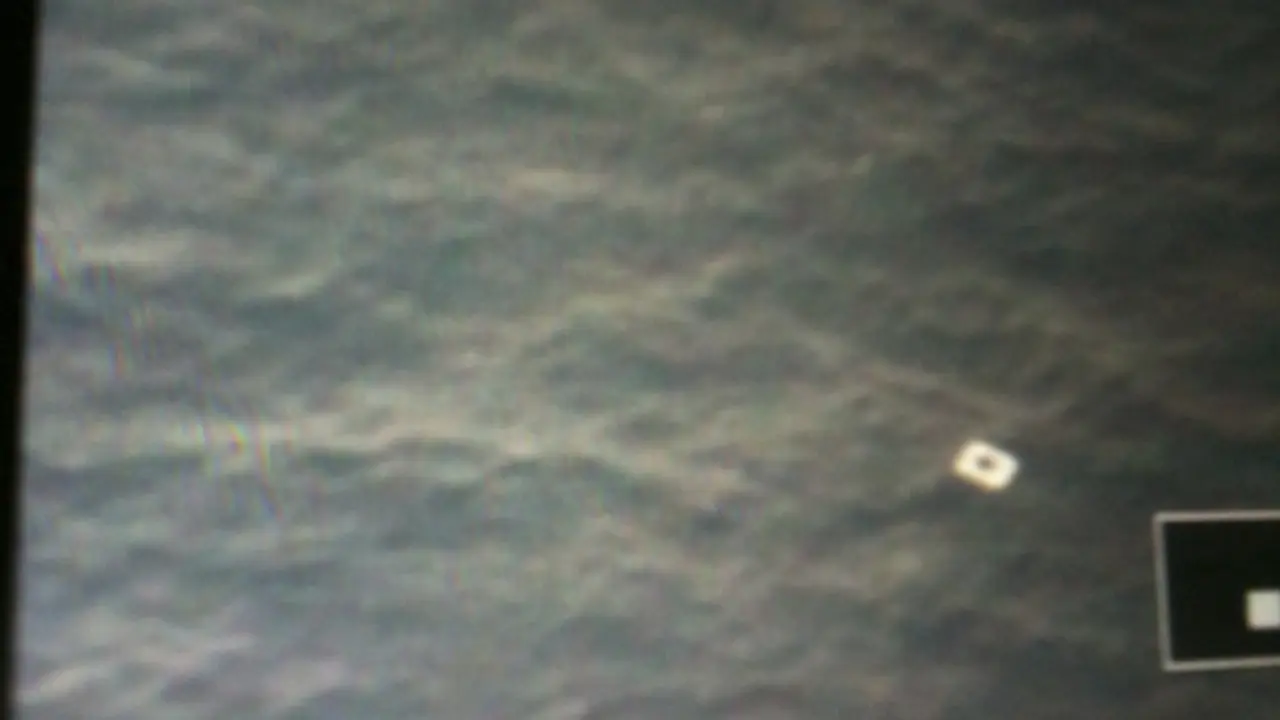Benda diduga puing Malaysia Airlines di perairan Vietnam