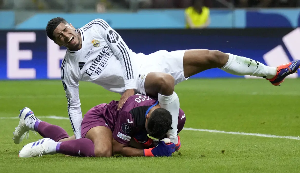 Kiper Atalanta, Juan Musso berhasil mengamankan bola dari ancaman gelandang Real Madrid, Jude Bellingham pada laga Piala Super Eropa 2024 di Narodowy Stadium, Warsawa, Polandia, Rabu (14/8/2024). (AP Photo/Darko Bandic)