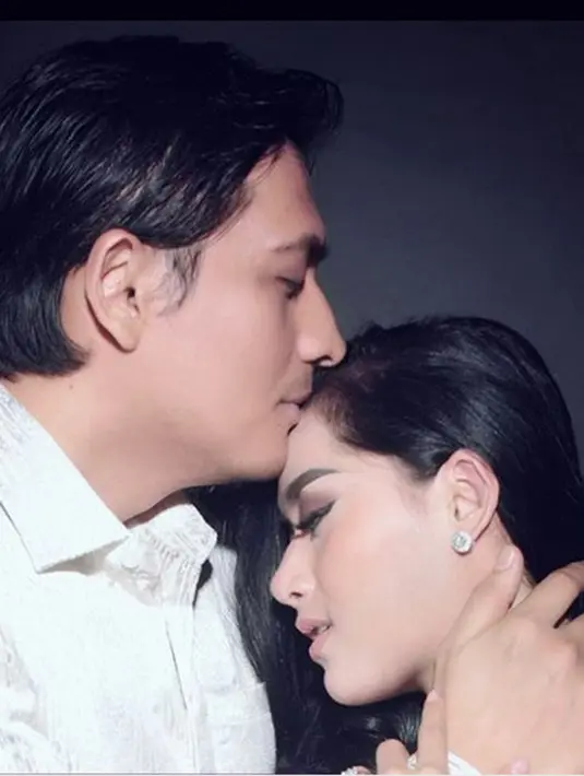 "I Love you suamiKu sayang 😘😘💋 Jangan pernah bosan Menghadapi kemanjaan aku ya 😍 dan sangat beruntungnya aku mempunyai suami sepertimu haiii Imam ku," tulis Tiara Dewi. (Instagram/tiaradewireal)