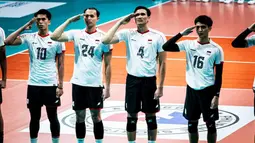 Para pemain Timnas voli putra Indonesia (dari kiri) Fahri Septian, Agil Angga, Hendra Kurniawan dan Alfin Daniel berbaris sambil memberi hormat jelang dimulainya laga kedua putaran pertama SEA V League 2024 menghadapi Filipina di Ninoy Aquino Stadium, Manila, Filipina, Sabtu (17/8/2024). (PNVF/Kimberly Pauig)