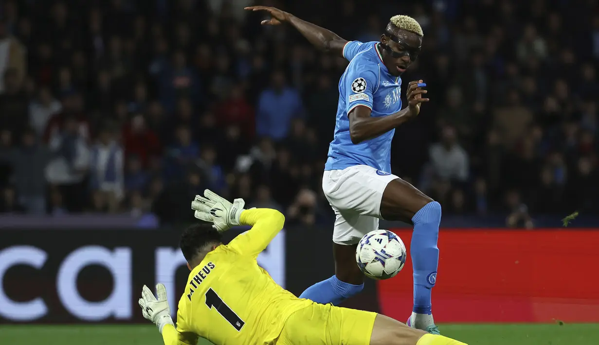 Pemain Napoli, Victor Osimhen mengontrol bola untuk mencetak gol ke gawang Braga pada laga lanjutan Grup C Liga Champions 2023/2024 di Armando Maradona Stadium, Napoli, Italia, Rabu (13/12/2023) dini hari WIB. (AP Photo/LaPresse/Alessandro Garofalo)