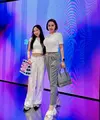 Femmy Permatasari berpose bersama putrinya Brigita Permata Jaya dengan outfit matching. Bukan tampak ibu dan anak, tapi kakak-adik, Femmy mengenakan atasan kaus putih polos, dipadu sport pants abu-abu, sedangkan Brigita serasi mengenakan atasan kaus putih polos yang dipadunya dengan celana panjang putih. Foto: Instagram.