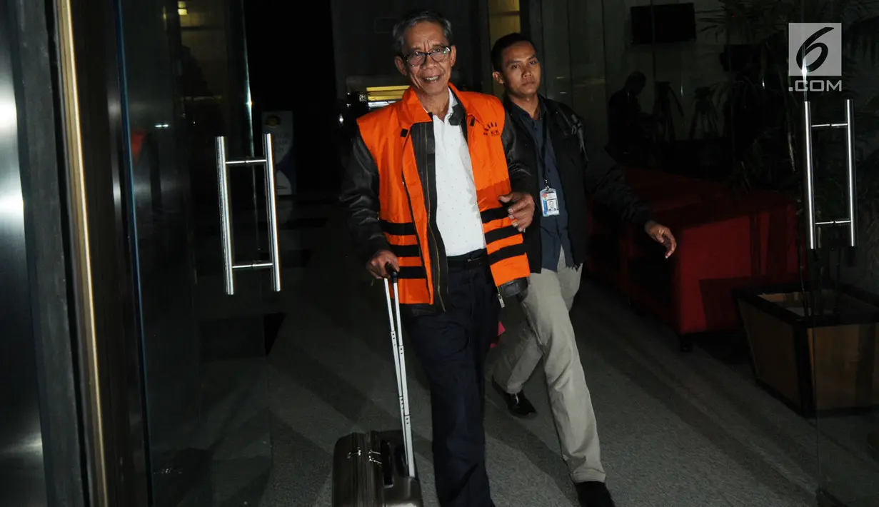 Kepala KPP Pratama Ambon La Masikamba memakai rompi tahanan usai menjani pemeriksaan 1 x 24 jam pasca terjaring OTT terkait menerima suap upaya pengurangan pajak yang harus dibayar di gedung KPK, Jakarta, Kamis (4/10). (Merdeka.com/Dwi Narwoko)