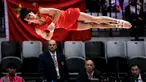 Pesenam China, Mingqi Huang melakukan lompatan pada nomor meja lompat saat babak kualifikasi Kejuaraan Dunia Gimnastik 2025 di Indonesia Arena, Senayan, Jakarta, Senin (20/10/2025). (Bola.com/Bagaskara Lazuardi)