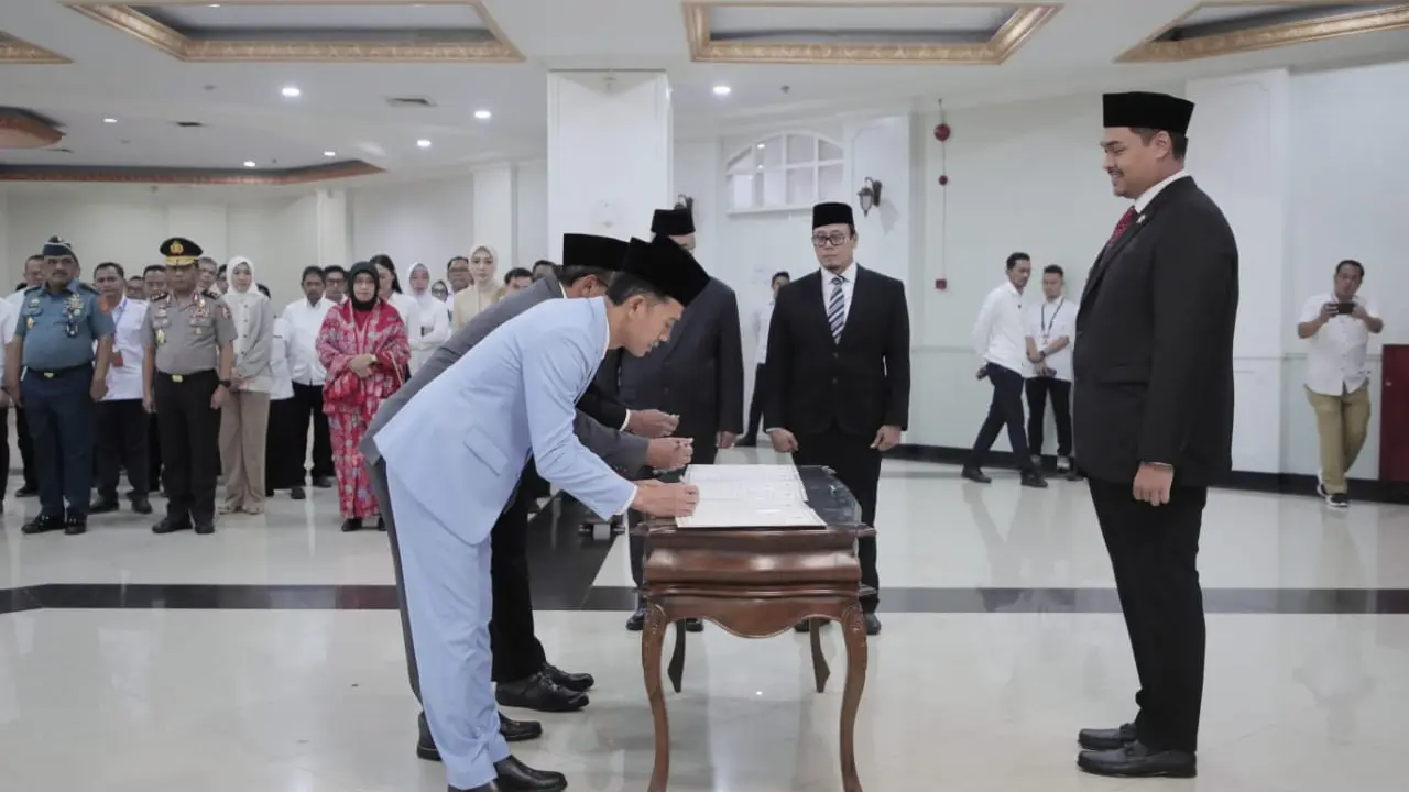 Menteri Pemuda dan Olahraga Republik Indonesia (Menpora RI) Dito Ariotedjo melantik dan mengambil sumpah Prof. K.H. Asrorun Niam Sholeh sebagai Deputi 1 Bidang Pemberdayaan Pemuda Kemenpora, di Wisma Kemenpora, Senin (11/9/2023) (Istimewa)