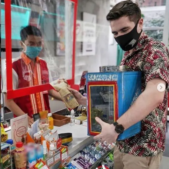 Pria Jerman Promosi Anti Kantong Plastik, Pakai Bakul sampai Kaleng Kerupuk