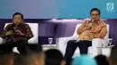 Ketua Umum Partai Golkar Airlangga Hartarto (kanan) memberikan paparan dalam acara Dialog Refleksi Akhir Masa Jabatan Anggota MPR, DPR, dan DPD RI di Kompleks Parlemen, Jakarta, Selasa (10/9/2019). Dialog membahas capaian kinerja DPR, MPR, dan DPD periode 2014-2019. (Liputan6.com/JohanTallo)