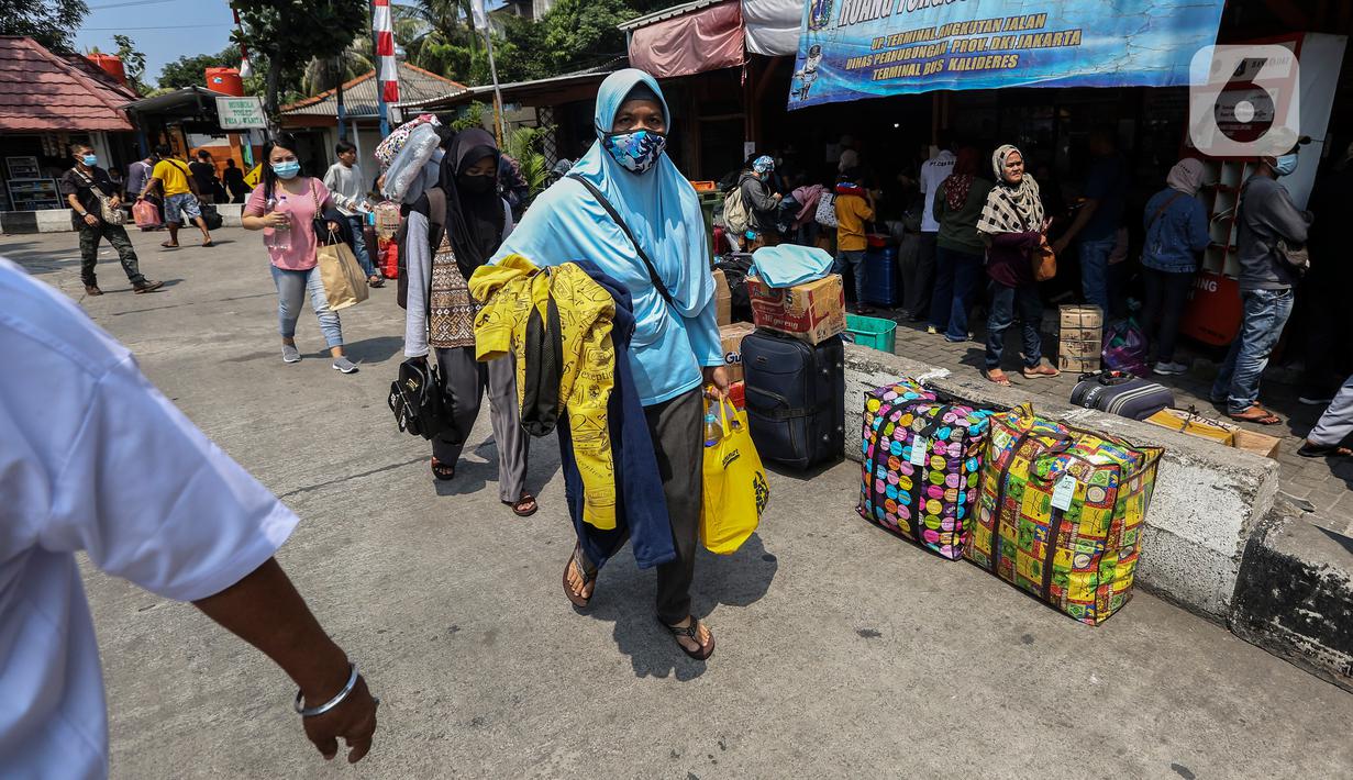 <p>Masyarakat yang hendak mudik tiba di Terminal Kalideres, Jakarta Barat, Senin (25/4/2022). Menteri Perhubungan (Menhub) Budi Karya Sumadi sebelumnya menyarankan masyarakat untuk mudik lebih awal guna menghindari risiko kemacetan lalu lintas. (Liputan6.com/Johan Tallo)</p>