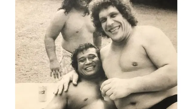 High Chief Peter Maivia, kakek The Rock (kiri), dan pegulat serta aktor Andre The Giant (Instagram/ therock)