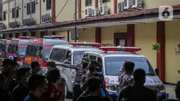 Sejumlah ambulans yang membawa jenazah korban kebakaran Lapas Kelas I Tangerang tiba di RS Polri Kramat Jati, Jakarta, Rabu (8/9/2021). Sebanyak 41 warga binaan tewas akibat kebakaran yang terjadi di Blok C 2 Lapas Kelas I Tangerang. (Liputan6.com/Faizal Fanani)