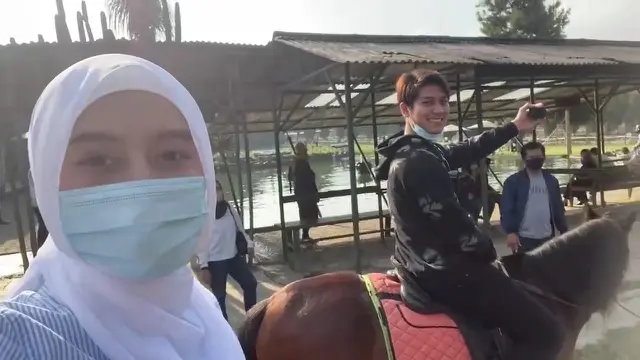 Momen Liburan Keluarga Rizky Billar di Bandung, Didampingi Lesty Kejora. (Sumber: YouTube/Rizky Billar)