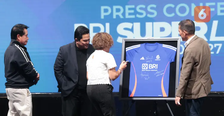 Director of Emtek Media Harsiwi Achmad menandatangani jersey yang akan digunakan dalam kompetisi BRI Super League 2026/2027 di SCTV Tower, Jakarta, Selasa (1/9/2026). (KLY/Budy Santoso)