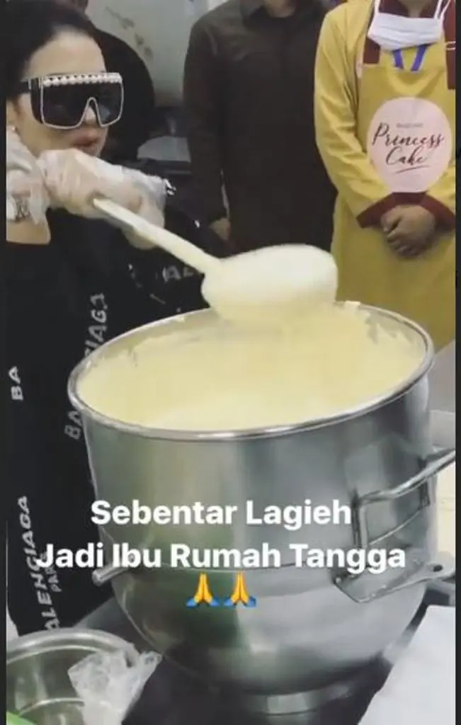 Syahrini ikut membuat adonan princess cake di Bandung (Foto: Instagram)