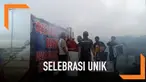 Sebuah turnamen sepakbola di Tarakan melakukan selebrasi dengan cara tak biasa. Mereka menggunakan alat fogging untuk menghasilkan efek asap dari belakang panggung.