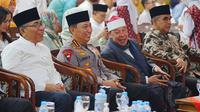 Kapolri Jenderal Listyo Sigit Prabowo menghadiri Haul Al-Marhumin Sesepuh dan Warga Pondok Pesantren (Ponpes) Buntet, Cirebon, Jawa Barat (Jabar), Sabtu (2/8/2025). (Liputan6.com/ Dok Div Humas Polri)