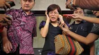 Terdakwa kasus korupsi wisma atlet Mindo Rosalina Manulang (tengah) keluar usai diperiksa Komisi Pemberantasan Korupsi (KPK), Jakarta. (Antara)