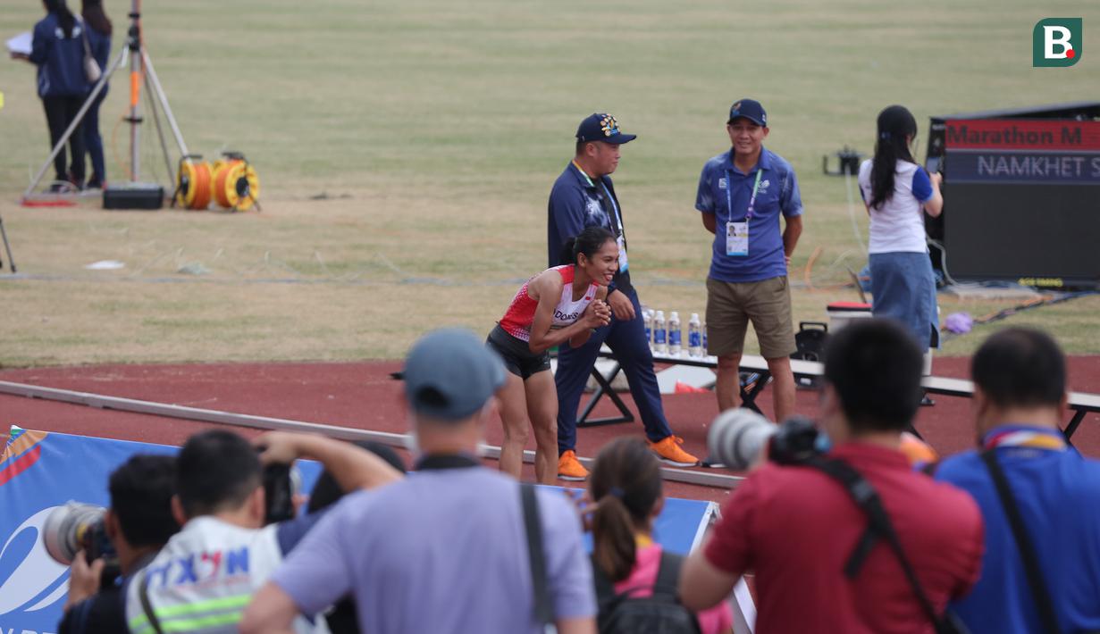 Peraih medali emas di PON XX Papua itu pun tersungkur dan merebahkan diri di lintasan usai menyentuh garis finis. Ia sempat mengalami kram dan mual-mual hingga akhirnya membaik setelah mendapat penanganan tim medis. (Bola.com/Ikhwan Yanuar)