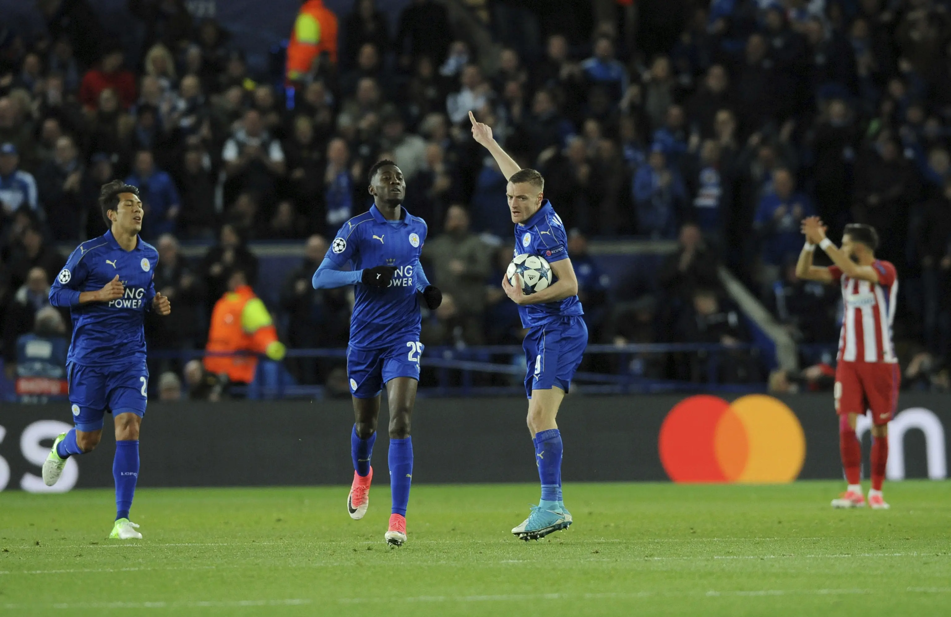 Striker Leicester City Jamie Vardy menggelar selebrasi usai merobek gawang Atletico Madrid pada leg kedua perempat final Liga Champions di King Power Stadium, Rabu (19/4/2017) dinihari WIB. (AP Photo/Rui Vieira)