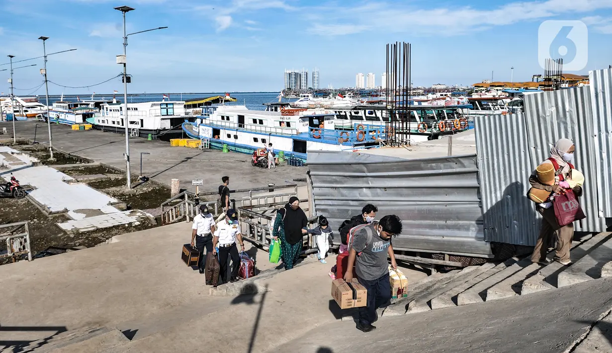 Penumpang kapal dari Kepulauan Seribu tiba di Dermaga Kali Adem, Muara Angke, Jakarta, Minggu (27/12/2020). Data dari Sudin Pariwisata dan Ekonomi Kreatif Kepulauan Seribu mencatat sebanyak 3.018 wisatawan berkunjung ke Kepulauan Seribu untuk mengisi libur Natal. (merdeka.com/Iqbal Nugroho)