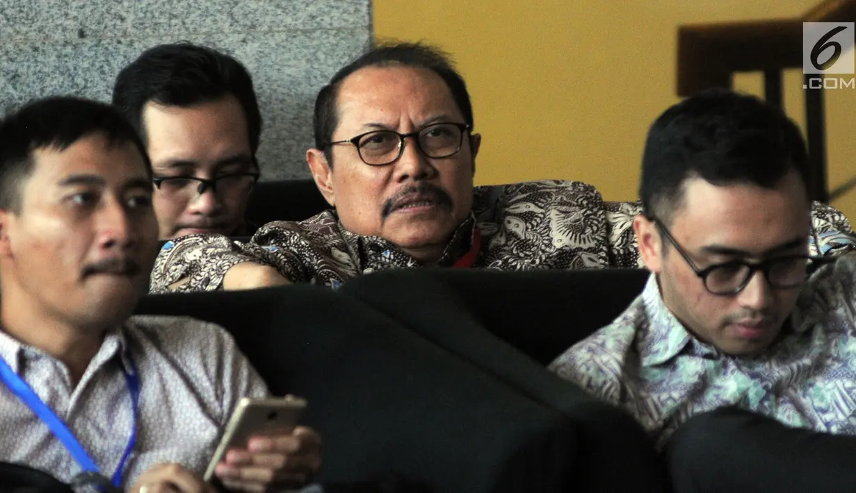 Mantan Sekda Jawa Timur, Ahmad Sukardi menunggu panggilan akan menjalani pemeriksaan di Gedung KPK, Jakarta, Rabu (31/7/2019). Ahmad Sukardi diperiksa sebagai saksi untuk tersangka Ketua DPRD Tulungagung, Supriyono. (merdeka.com/Dwi Narwoko)