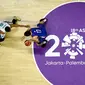 Pebasket Filipina, Christopher Tiu, berusaha melewati pebasket Kazakhstan, Shaim Zuanov, pada laga Asian Games di Hall Basket, GBK, Jakarta, Kamis (16/8/2018). (AFP/Lillian Suwanrumpha)