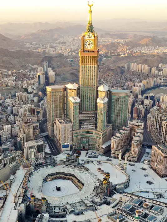 Dari pemantauan udara suasana Masjidil Haram dan sekitarnya sepi pada hari pertama bulan suci Ramadan di kota suci Makkah, Arab Saudi (24/4/2020). Sampai saat ini kota suci Makkah masih memberlakukan lockdown guna menekan penyebaran wabah pandemi virus Covid-19. (AFP/Bandar Aldandani)