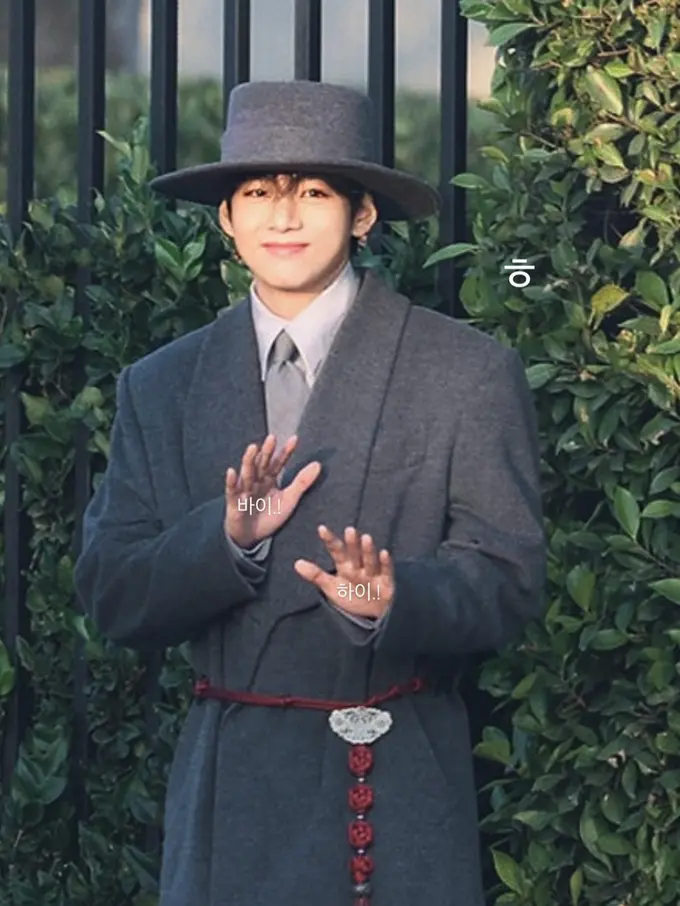 Gaya V BTS saat hadir Vogue World Hollywood dengan aksesori Korea Selatan. [@thv]