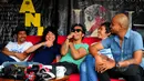 Grup band Slank menggelar jumpa pers di markas Slank, Gang Potlot, Jakarta, Minggu (22/3). Slank mengklarifikasi bahwa Abdee Negara sedang cuti karena sakit gagal ginjal yang diderita Abdee. (Liputan6.com/Yoppy Renato)