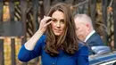 Kate Middleton tiba untuk mengunjungi Centrepoint, badan amal yang membantu tunawisma, di Barnsley, Inggris, Rabu (14/11). Kate Middleton datang dengan mengenakan gaun berwarna biru kobalt. (Charlotte Graham/Pool via AP)