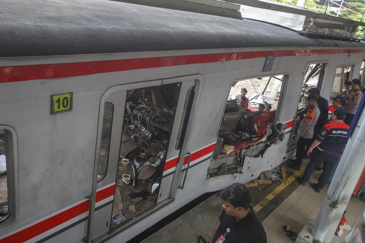 FOTO: Evakuasi Gerbong KRL Commuterline di Stasiun Bekasi Timur