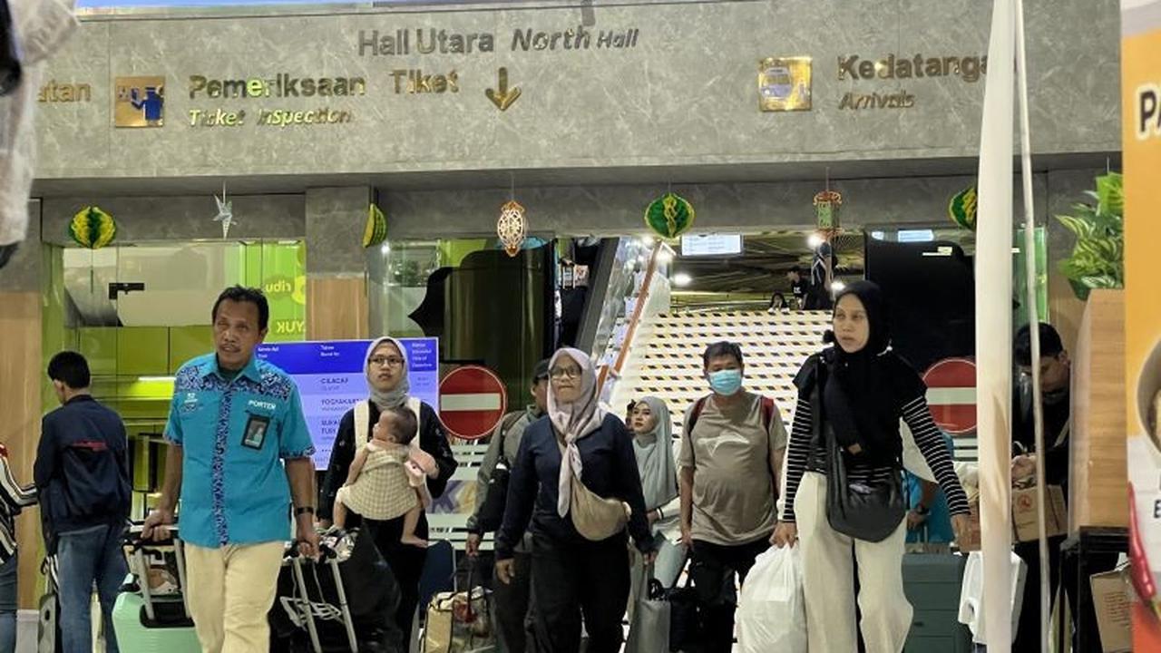 Dampak Ekonomi Lebaran 2026: Porter dan Pedagang Stasiun Gambir Raup Keuntungan Berlimpah