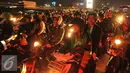 Sejumlah kendaraan terpaksa diberhentikan karena petugas sedang memadamkan api pada mobil sedan yang terbakar, Jakarta, Rabu (17/5). (Liputan6.com/Gempur M Surya)