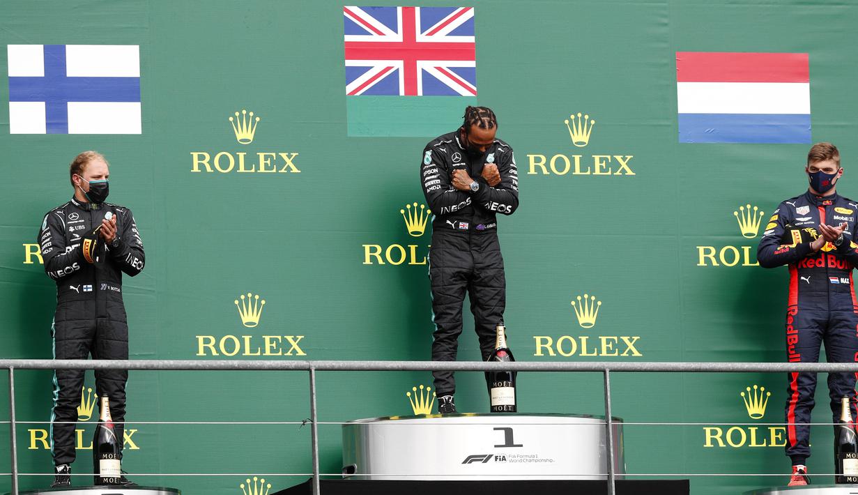 Pembalap Mercedes, Lewis Hamilton, melakukan selebrasi usai menjuarai balapan F1 GP Belgia di Sirkuit Spa-Francorchamps, Minggu (30/8/2020). Lewis Hamilton finis pertama dengan catatan waktu 1 jam 24 menit 8,761 detik. (Francois Lenoir/Pool Photo via AP)