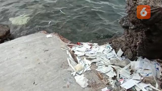 Bungkus Rapid Tetst Antigen Tercecer di Laut Ketapang. (Hermawan Arifianto/Liputan6.com)