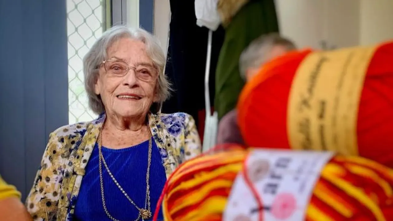 Lansia asal 92 tahun asal Australia menjahit 20.000 baju untuk anak-anak di India.