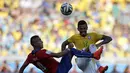 Gelandang Timnas Chile, Arturo Vidal (kiri) berusaha merebut bola dari pemain tengah Brasil, Luiz Gustavo, saat berlaga di babak 16 besar Piala Dunia 2014 di Stadion Mineirao, Belo Horizonte, (28/6/2014). (REUTERS/Sergio Perez)