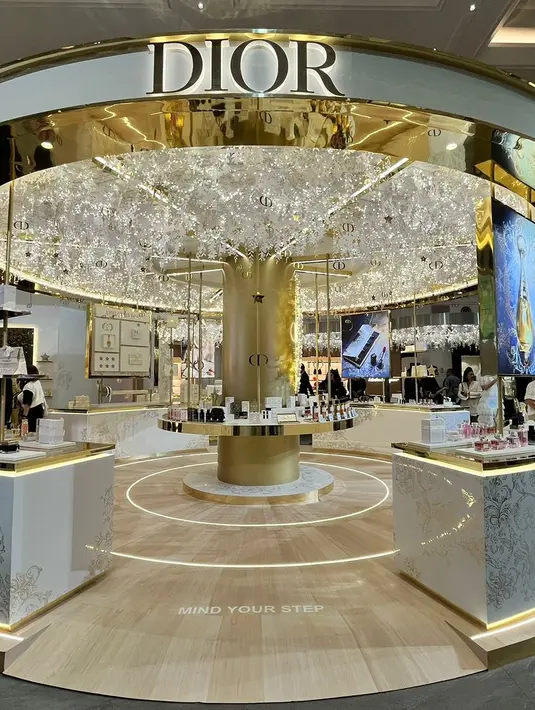 <p>Bertempat di La Moda Plaza Indonesia, pop up event dari Dior ini akan berlangsung selama 3 minggu. Perpaduan dekorasi dan kemasan apik untuk seluruh produk Dior Beauty dengan dominasi warna putih dan emas menyulap suasana menjadi terlihat megah secara instan. Khas perayaan akhir tahun yang dinanti banyak orang. [Foto: Fimela.com.]</p>
