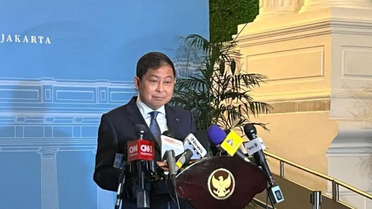 Mantan Menteri Perhubungan Ignasius Jonan menyampaikan keterangan usai bertemu Presiden Prabowo Subianto di kompleks Istana Kepresidenan, Jakarta, Senin (3/11/2025).