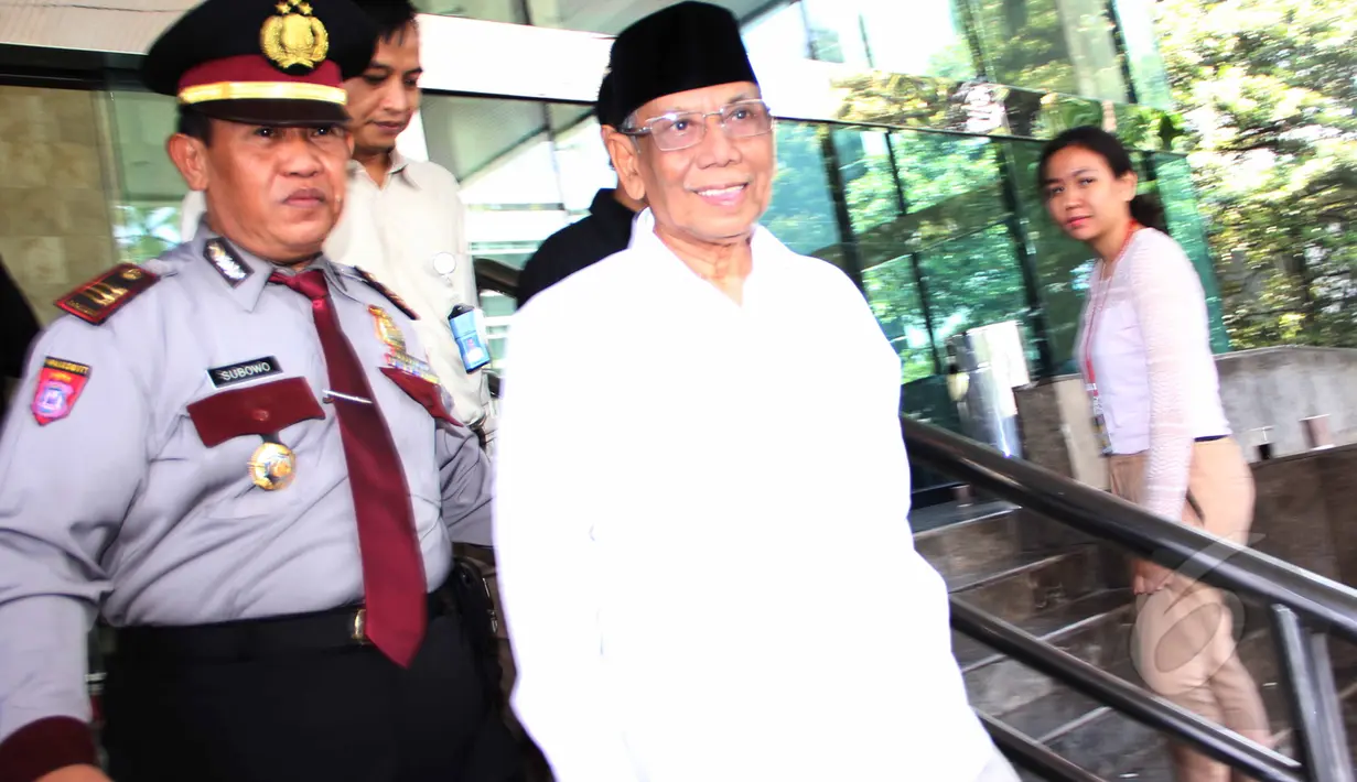 K.H Hasyim Muzadi keluar dari Gedung KPK usai menjenguk mantan Ketua Umum Partai Demokrat Anas Urbaningrum, Jakarta, Senin (23/3/2015). (Liputan6.com/Helmi Afandi)