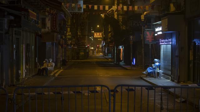 Potret Petugas Kesehatan Hong Kong Saat Lockdown COVID-19